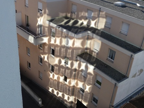 Σχέδια από φως σε κτίριο στη Νιμ της νότιας Γαλλίας. Η φωτογραφία ελήφθη την 9η Ιανουαρίου του 2012, από την D. B.