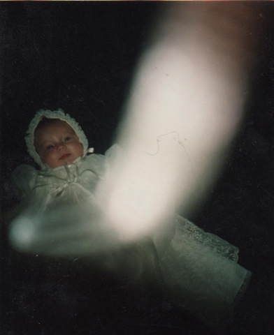 Φωτεινή ευλογία από τον Κύριο Ιησού σε φωτογραφία του μωρού του/της R. R. την ημέρα που την βαφτίζανε στο Long Island της Νέας Υόρκης των ΗΠΑ, τον Αύγουστο του 1995.