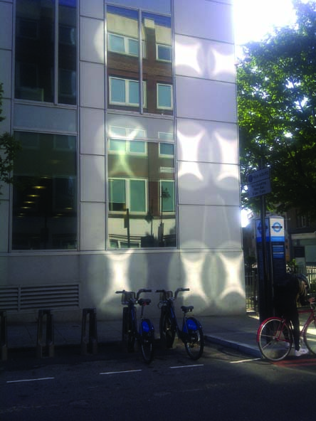 Σχήματα φωτός (‘Σταυροί από φως’) στην οδό Northdown Street του Λονδίνου, στις 17 Ιουλίου του 2012.