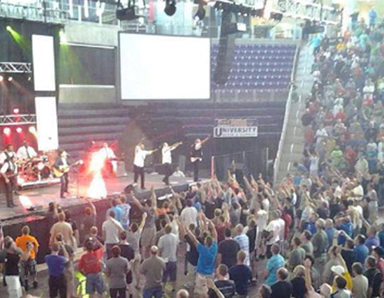 Φωτογραφία που τραβήχτηκε κατά τη διάρκεια χριστιανικής εκδήλωση στο Cedar Falls, της Αϊόβα των ΗΠΑ, τον Δεκέμβριο του 2013. Σε αυτήν φαίνεται ένας «άγγελος» επί σκηνής.