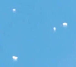 ΑΤΙΑ πετούσαν κατά τη διάρκεια της ημέρας πάνω από την πόλη Amozoc de Mota του Μεξικό